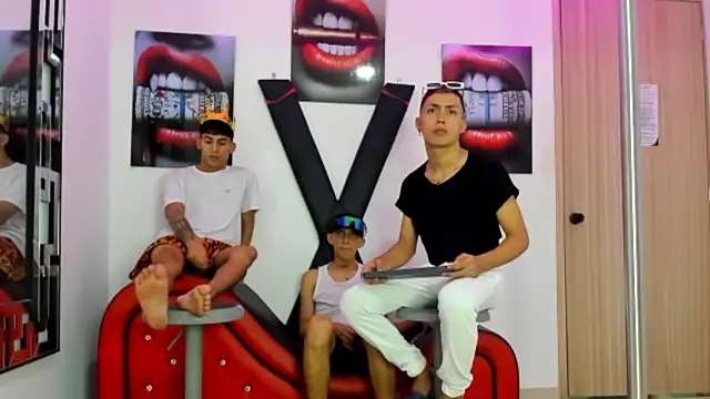 VERY HOT GUYS online show from October 31, 1:18 am