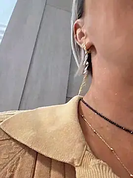 KirraWhite online show from November 26, 4:24 am