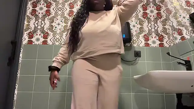 nanaisbackk online show from December 16, 11:10 pm