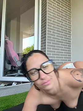 LaPetiteKim online show from April 24, 12:30 pm