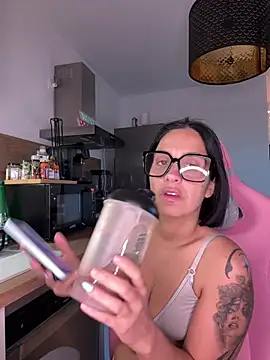 LaPetiteKim online show from June 4, 7:18 pm