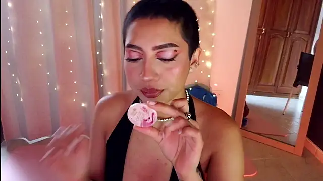 emma web  online show from March 5, 5:09 pm