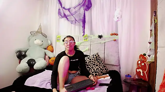 Snapshot of emy_brunette chatting on October 17, 2:31 pm emy brunette online show from October 17, 2:31 pm