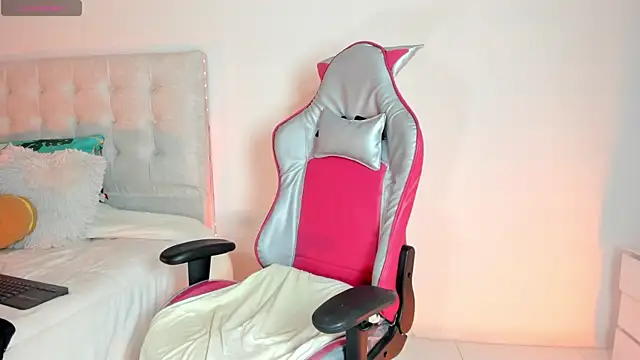 clover tter  online show from October 18, 10:18 am