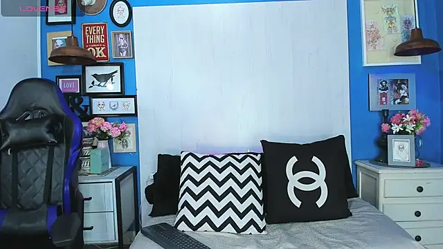 CameronRey  online show from November 13, 9:25 pm