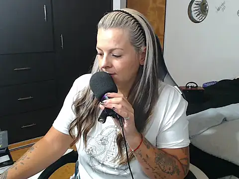 perlagoloza05 online show from October 6, 3:34 am