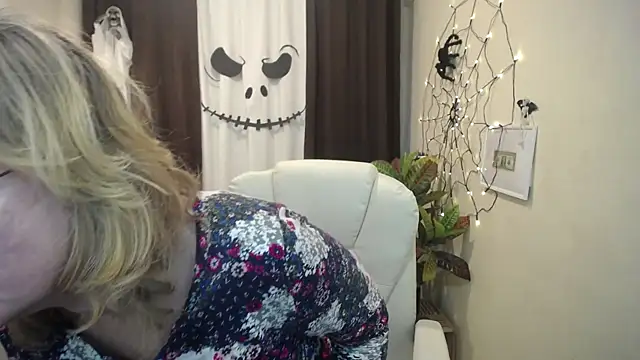 VestaWoody online show from October 29, 7:01 am