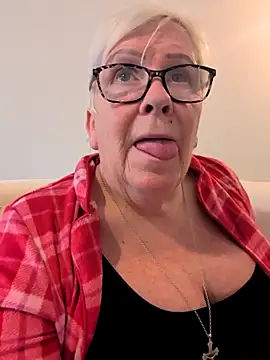 Playful MILF Demi online show from February 11, 9:33 am