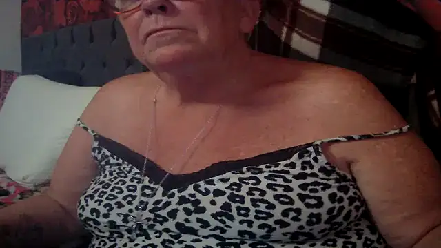 Playful MILF Demi online show from May 27, 9:23 pm