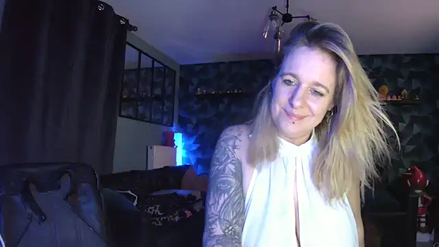 Delichieuse5 online show from February 6, 9:29 pm