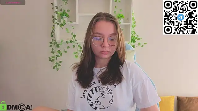 Nuura Moore online show from December 4, 1:30 am