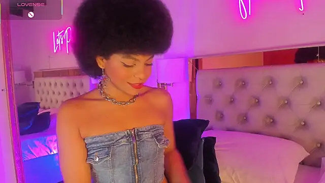 Snapshot of Vickyy_Moon chatting on October 16, 11:24 am Vickyy Moon online show from October 16, 11:24 am