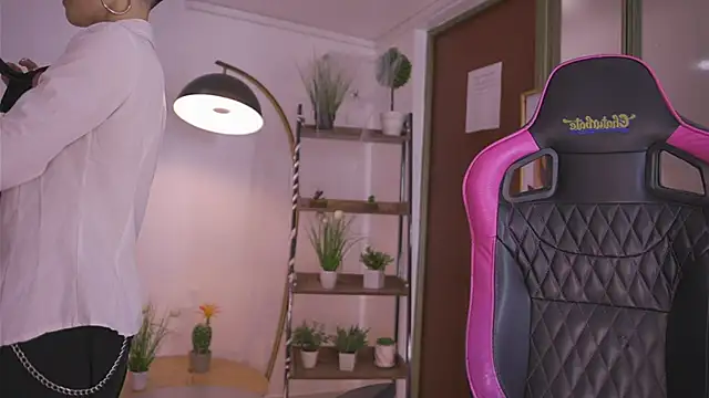 Giia Moretti  online show from November 10, 7:20 pm