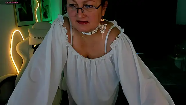 hottyannaa online show from December 18, 3:55 am