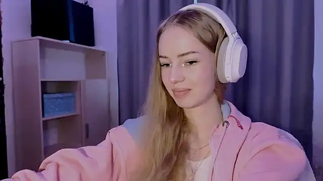 LunaCrave online show from October 27, 9:49 am