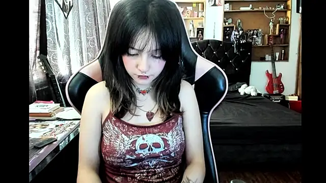 Maki Zein  online show from February 18, 9:36 pm