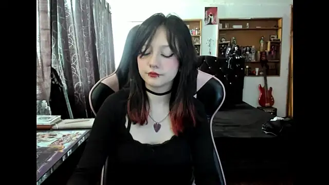 Maki Zein  online show from November 25, 7:04 pm