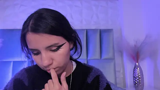 HollyPeach online show from March 30, 7:35 pm