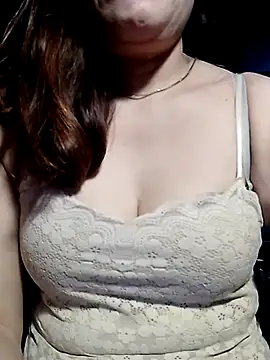 YiyinLy online show from May 7, 9:18 pm