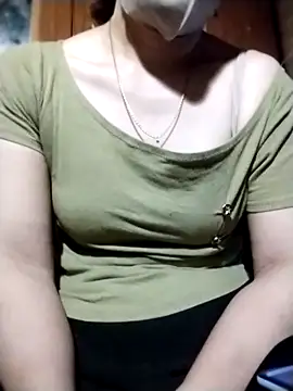 YiyinLy online show from October 30, 9:05 pm