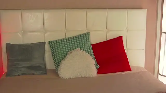 IzieCarter online show from February 10, 6:38 am