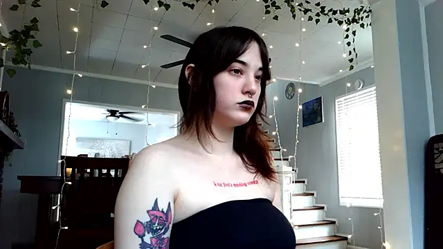 Trickylucy555 online show from April 4, 5:45 pm