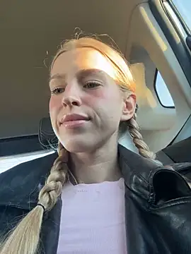 kira mia online show from April 11, 3:59 pm