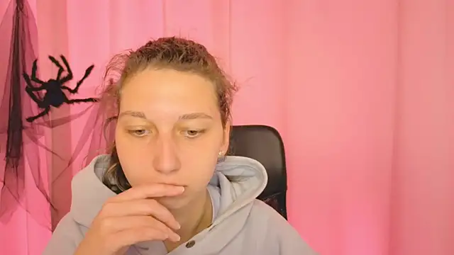 CuteEllii online show from November 6, 11:05 am