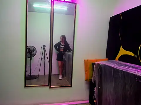 Gianna Johnson online show from December 5, 2:44 am