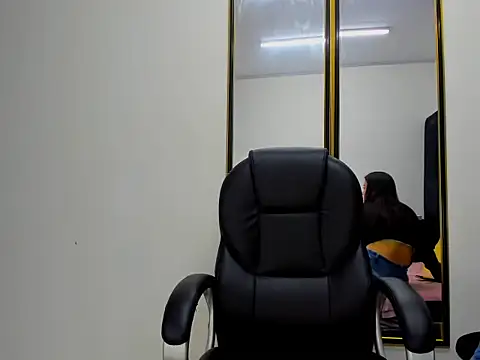 Gianna Johnson online show from November 20, 4:24 am