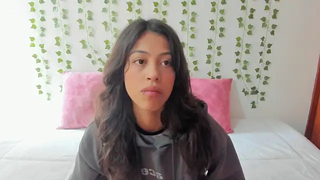 emily jonessxx online show from February 12, 6:09 pm