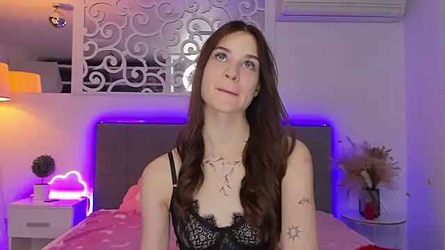 LuisaClover online show from February 25, 1:53 pm