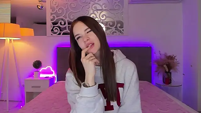 LuisaClover online show from February 20, 1:23 pm