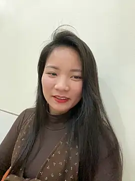 Bee Yellow00 online show from February 13, 5:20 am