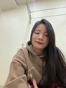 Bee Yellow00 online show from January 6, 4:38 am