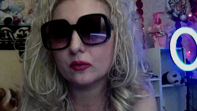 xHot Amazonq online show from January 11, 6:57 pm