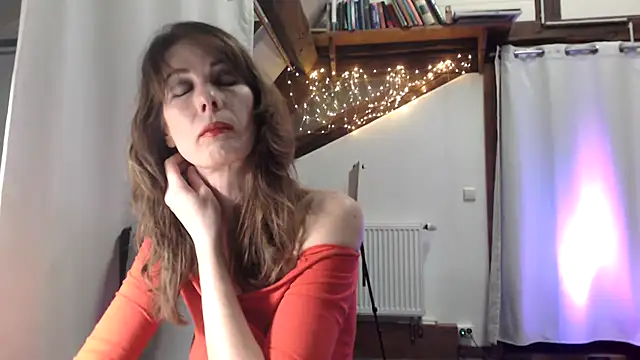 MissDyannis online show from March 7, 7:43 pm