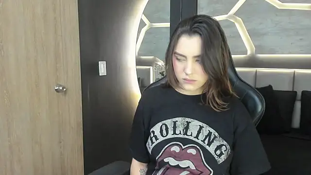 DakotaRussell  online show from January 13, 1:04 pm