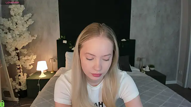 Melanie Ryer online show from December 15, 12:38 am