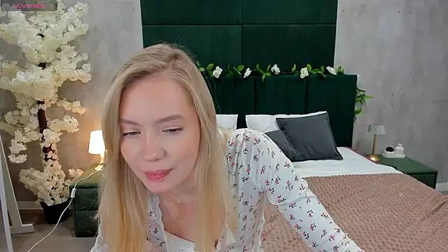 Melanie Ryer online show from November 15, 1:39 am