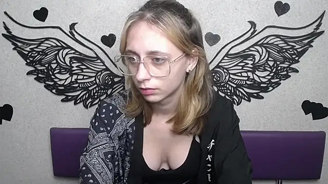 TracyLll online show from December 5, 6:13 am