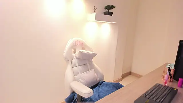 Julietta01 online show from December 14, 3:29 pm