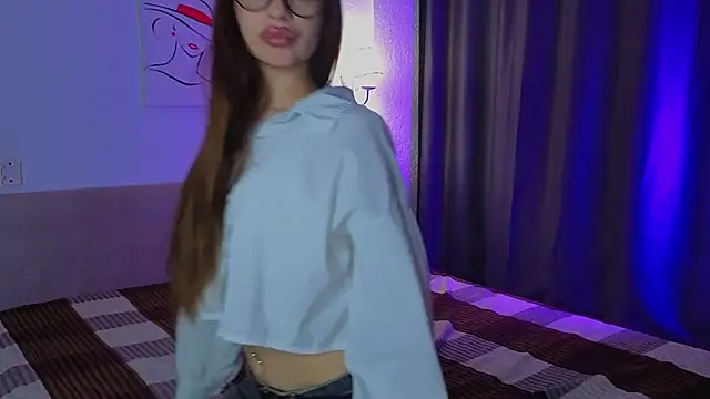 LauraHansil online show from June 2, 7:15 pm