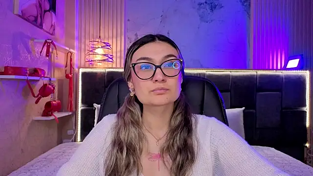 Im-Lola online show from December 20, 8:35 pm