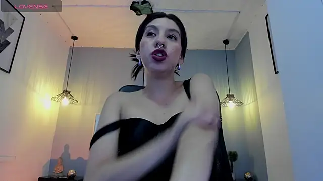 zoe-moreau online show from February 4, 7:50 pm