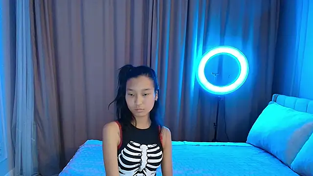 lihnpham online show from November 18, 7:15 pm