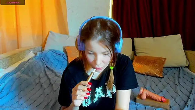 Eva purrr  online show from April 10, 8:20 am