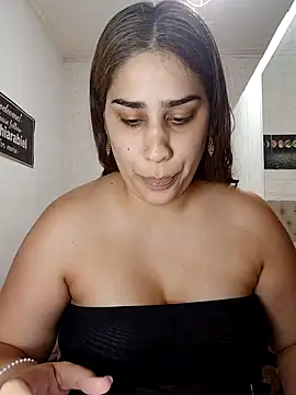 nahiarabiel33 online show from March 7, 9:11 pm