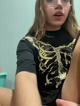 latinahorny11 online show from February 22, 6:36 am