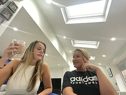 Cutebrowneyes  online show from November 12, 12:58 pm